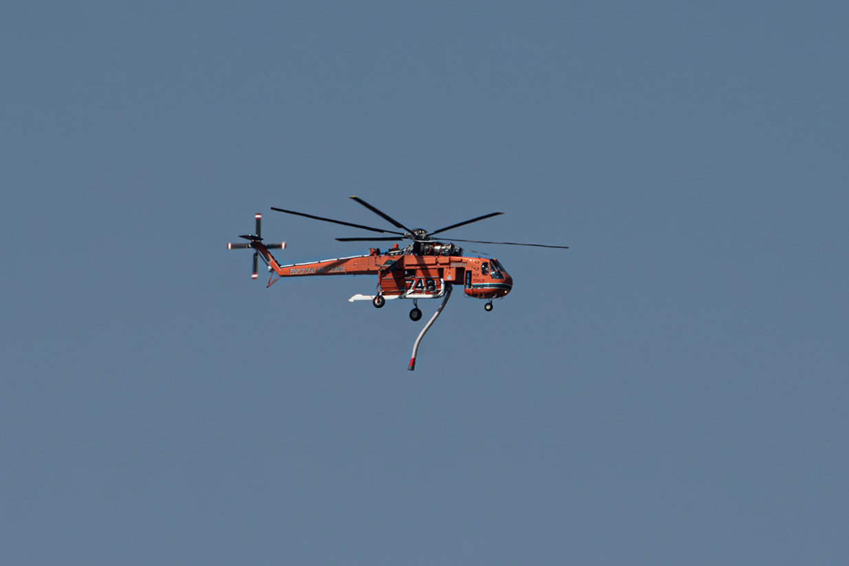 Shikorsky S-64 Skycrane, το ένα από τα 10 που νοικιάζει η Ελλάδα. Φέρει μάλιστα ελληνικά διακριτικά.